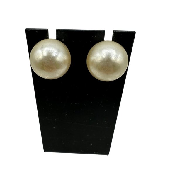 Womens Faux Pearl Round Post Earrings Jewelry White Bead Costume Fashion - Picture 2 of 5